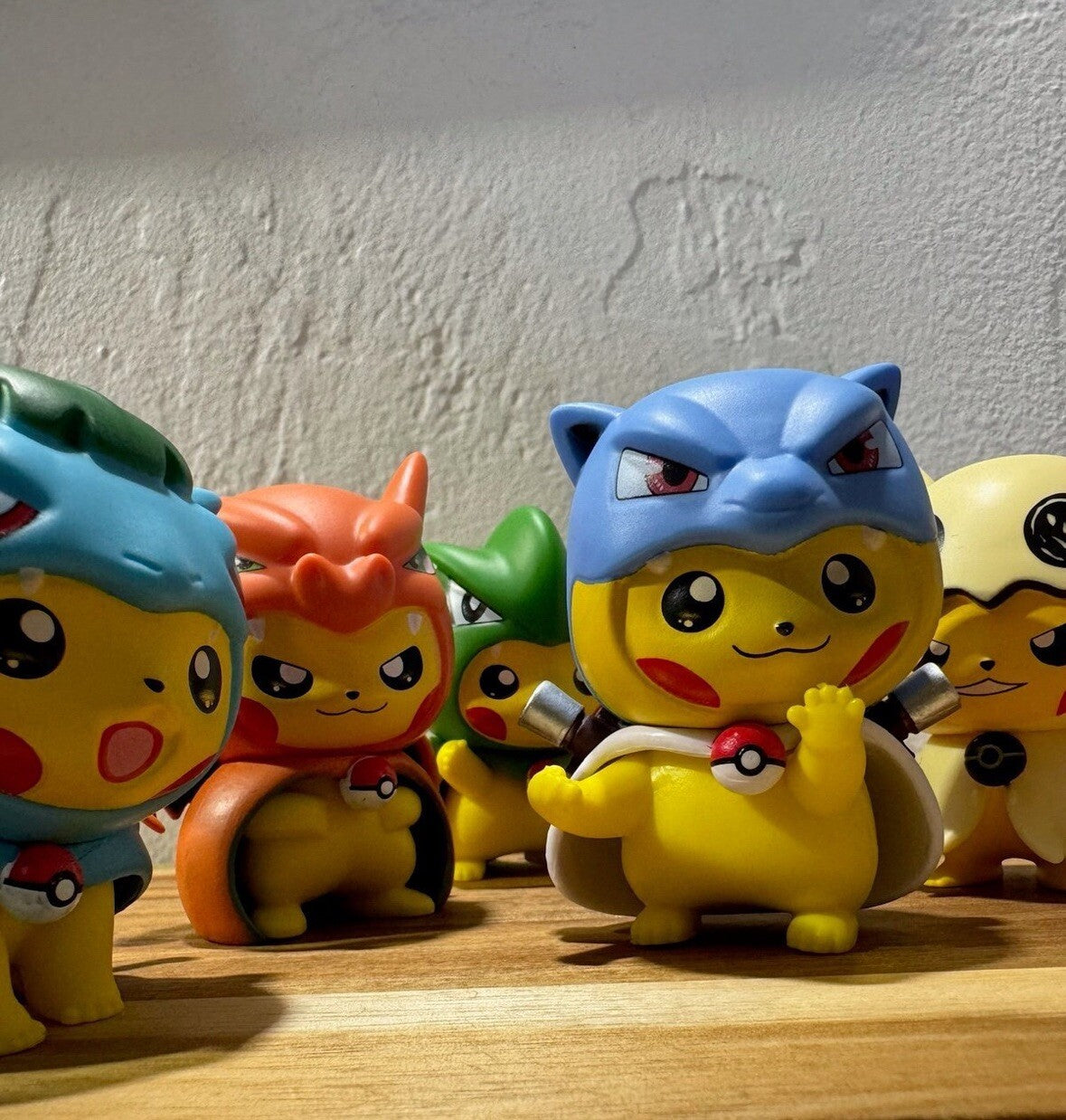 Poncho Pikachu, Charizard, Gengar, Blastiose, Venusaur, Mimiyku, T-Tar