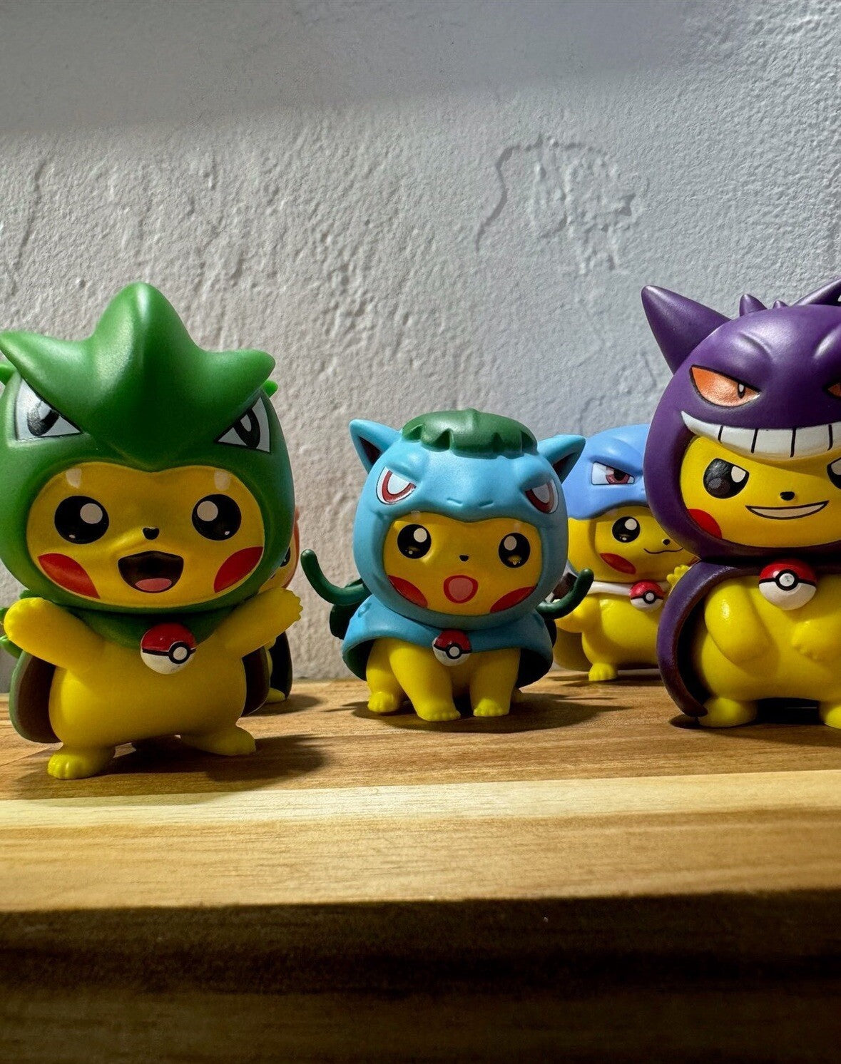 Poncho Pikachu, Charizard, Gengar, Blastiose, Venusaur, Mimiyku, T-Tar
