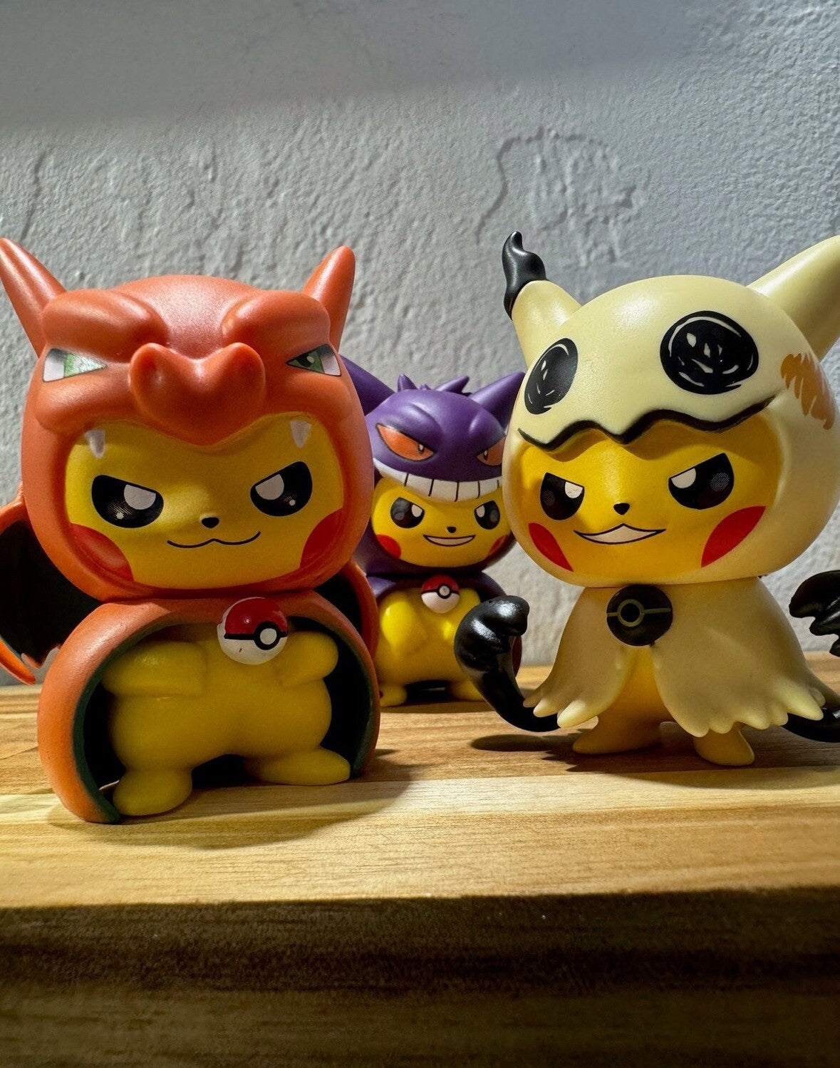 Poncho Pikachu, Charizard, Gengar, Blastiose, Venusaur, Mimiyku, T-Tar
